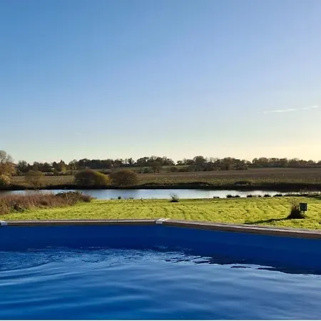 Grand En Campagne Avec Etang