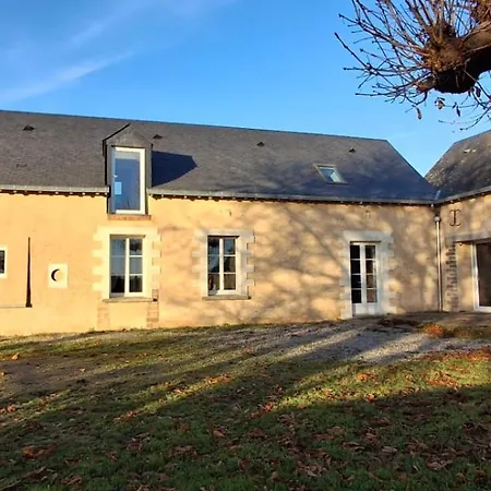 Grand En Campagne Avec étang