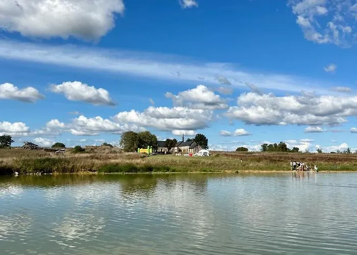 Grand En Campagne Avec étang Hébergement de vacances Bouere