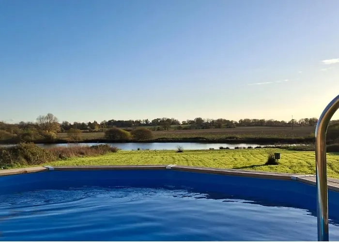 Grand En Campagne Avec étang