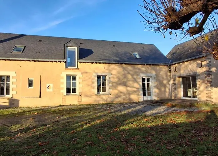 Grand En Campagne Avec étang