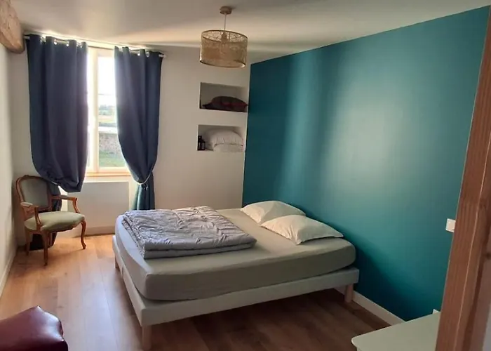 Grand En Campagne Avec étang *